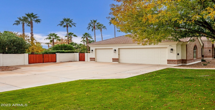 Rv Gate, lots of room for parking in drive. Perfect place to build your RV Garage!