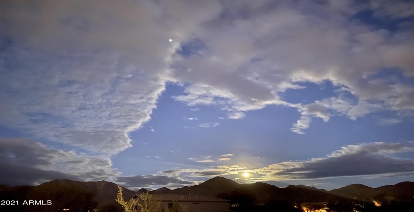 MOON RISING! GRAB A DRINK AND WATCH THE SHOW!!! AMAZING SCENERY! YOU NEVER HAVE TO LEAVE THIS HOME!