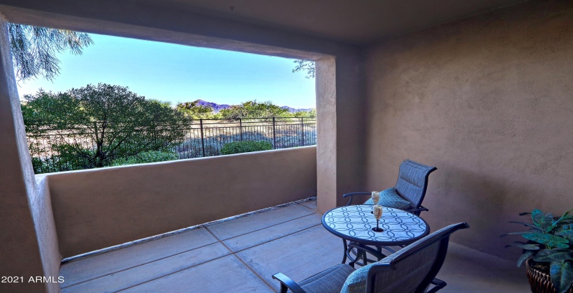 Patio/Balcony w/mountain views