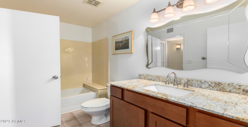 Tub/shower combo in this Bathroom