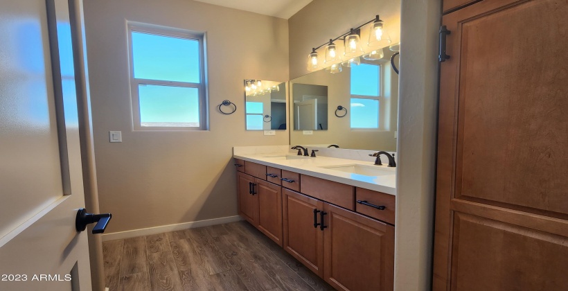 ACTUAL PICTURE OF THE HALL BATH WITH DUAL SINKS, BUILT IN LINEN CABINETS, GRANITE COUNTER TOPS