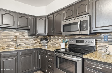 You'll LOVE cooking in this kitchen with Granite counters and stainless steel appliances!