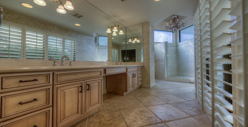 Double sinks and Private Garden