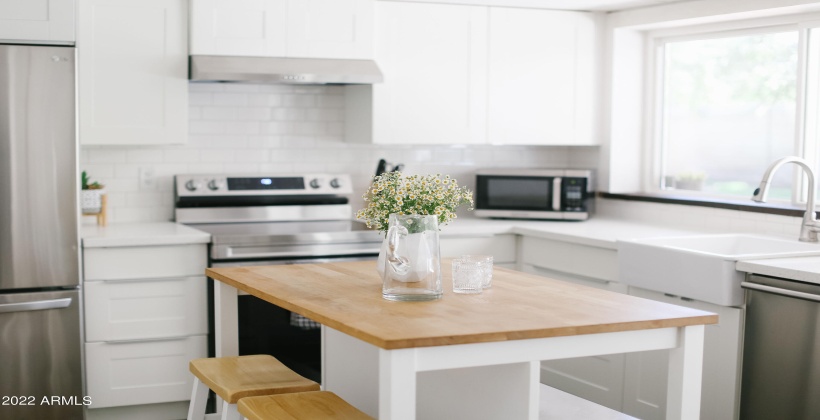 Bright airy kitchen!