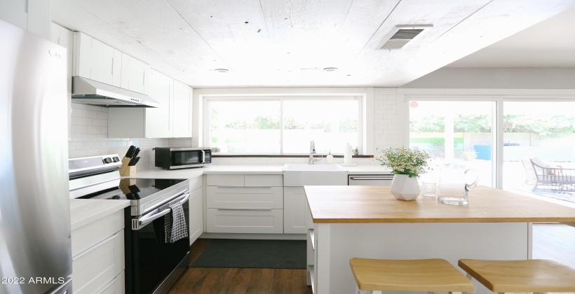 Bright airy kitchen!