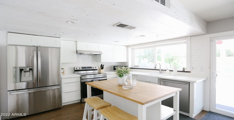 Bright airy kitchen!