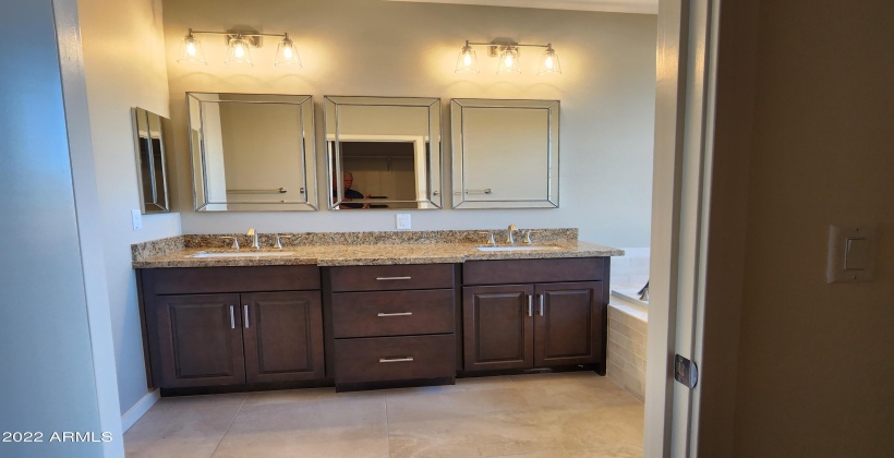 MASTER BATH - ACTUAL PHOTO OF FINISHED HOME