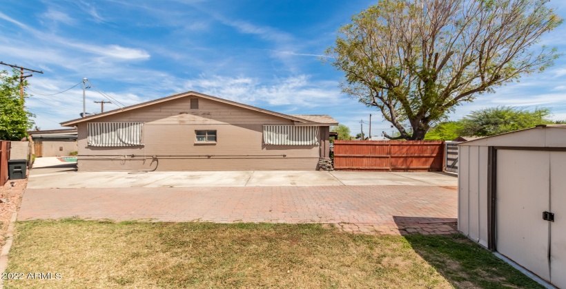 Large side yard with RV Parking