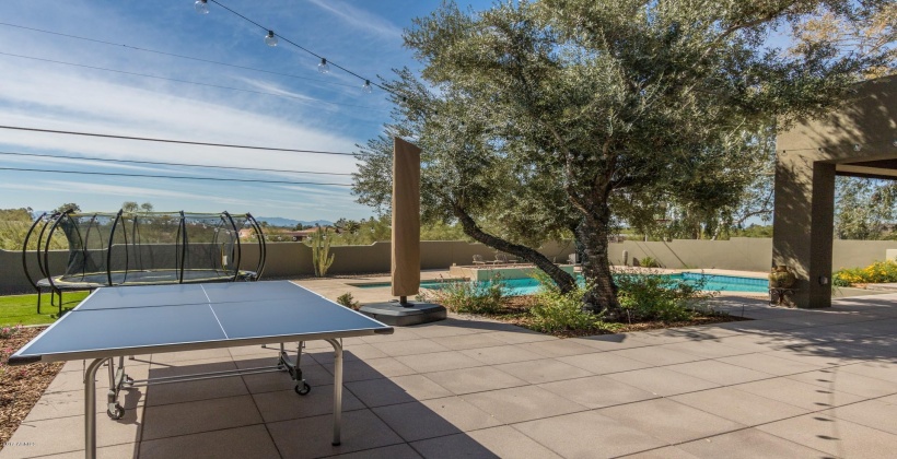 PING PONG TABLE, TRAMPOLINE, POOL AND GRASS!