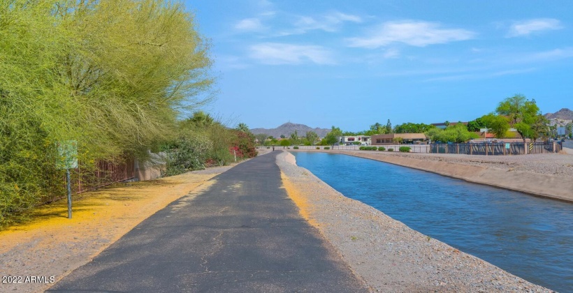 comlex backs the canal for great bike riding