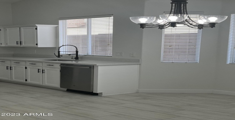 Bay window-dining area in kitchen * NEW lighting